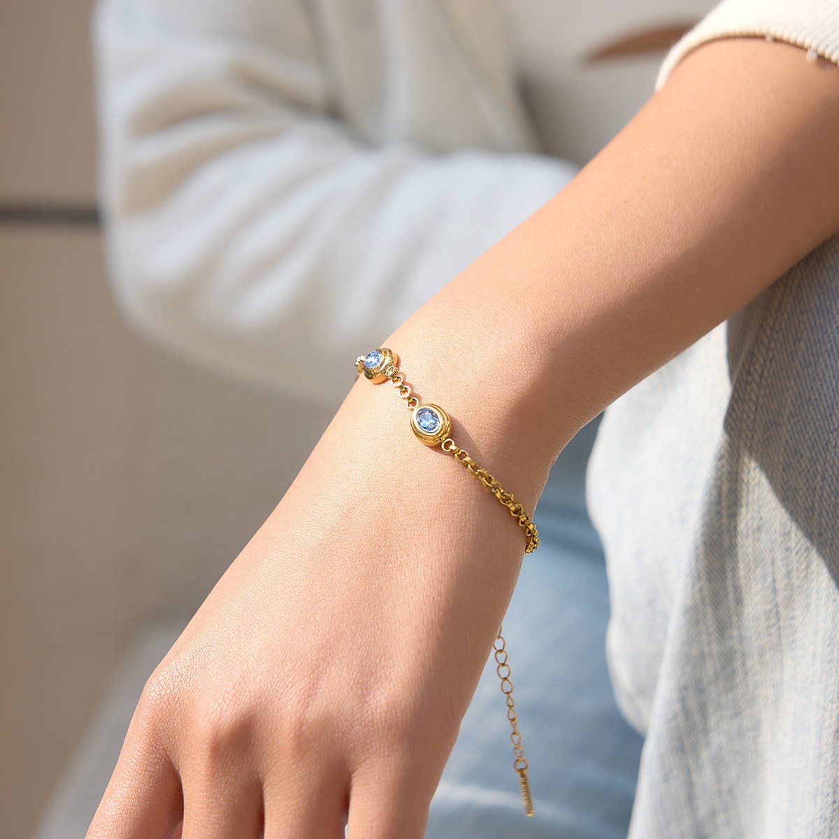 Glowing Blue Oval Chain Bracelet